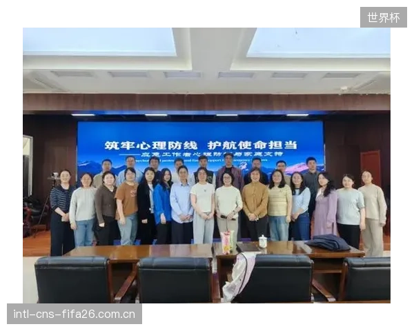 教练组需关注球员的心理健康，团队建设活动对于维持士气至关重要。